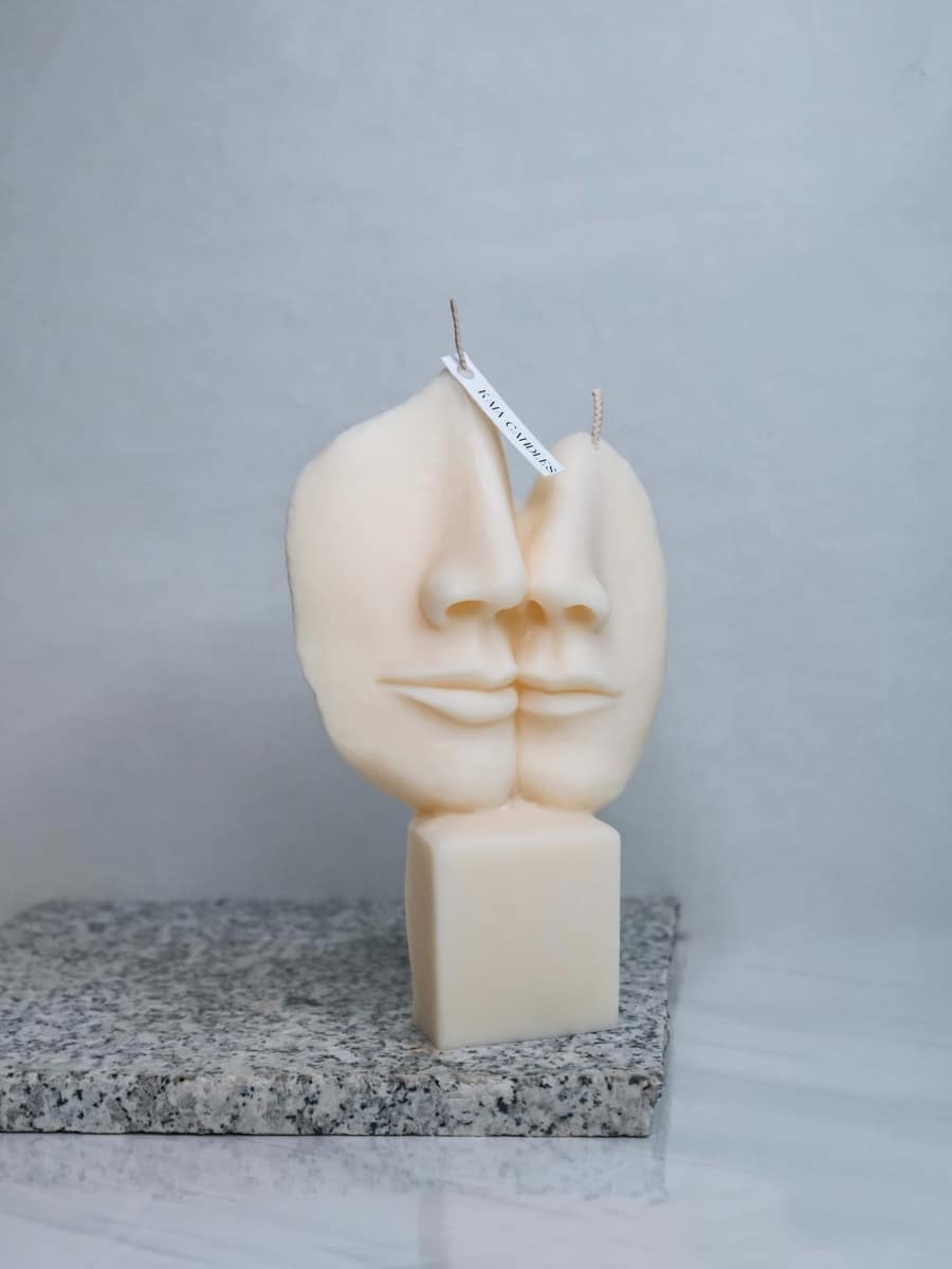 Kiss Sculpture - imagine 4